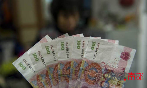 老妇第一次摆夜摊 一晚上收到600元假币