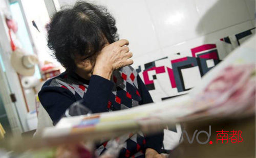 老妇第一次摆夜摊 一晚上收到600元假币